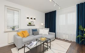 Beautiful & Spacious Warsaw Apartment By Noclegi Renters